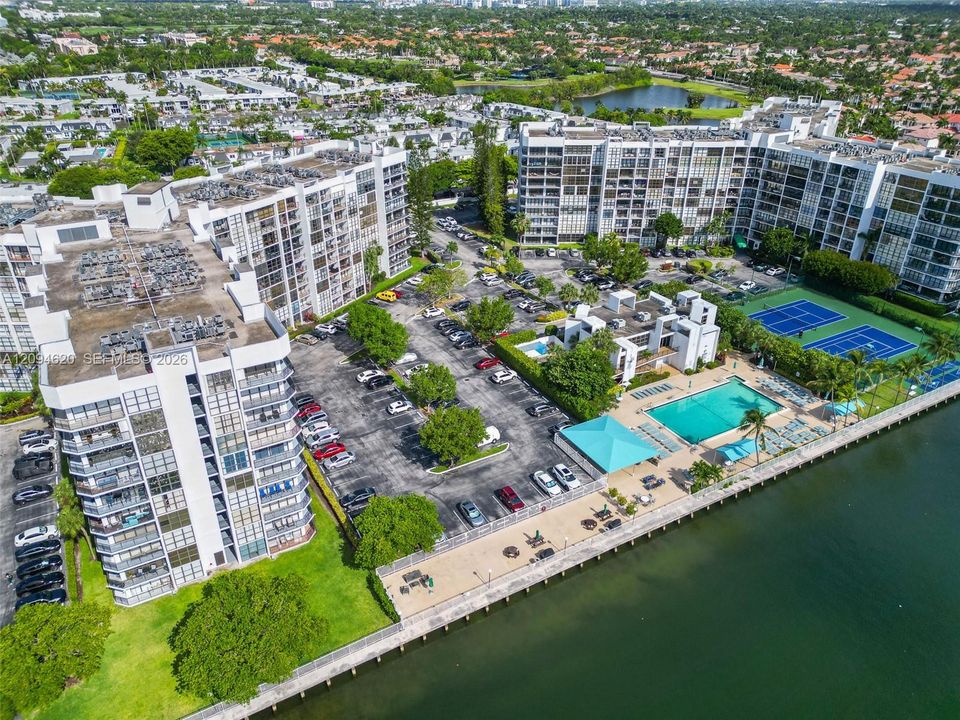 For Rent: $2,100 (1 beds, 1 baths, 915 Square Feet)