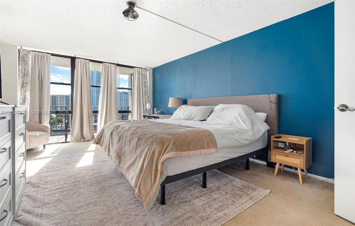 For Rent: $2,100 (1 beds, 1 baths, 915 Square Feet)