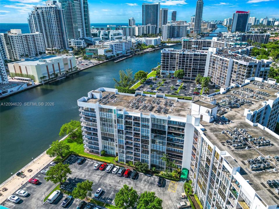 For Rent: $2,100 (1 beds, 1 baths, 915 Square Feet)