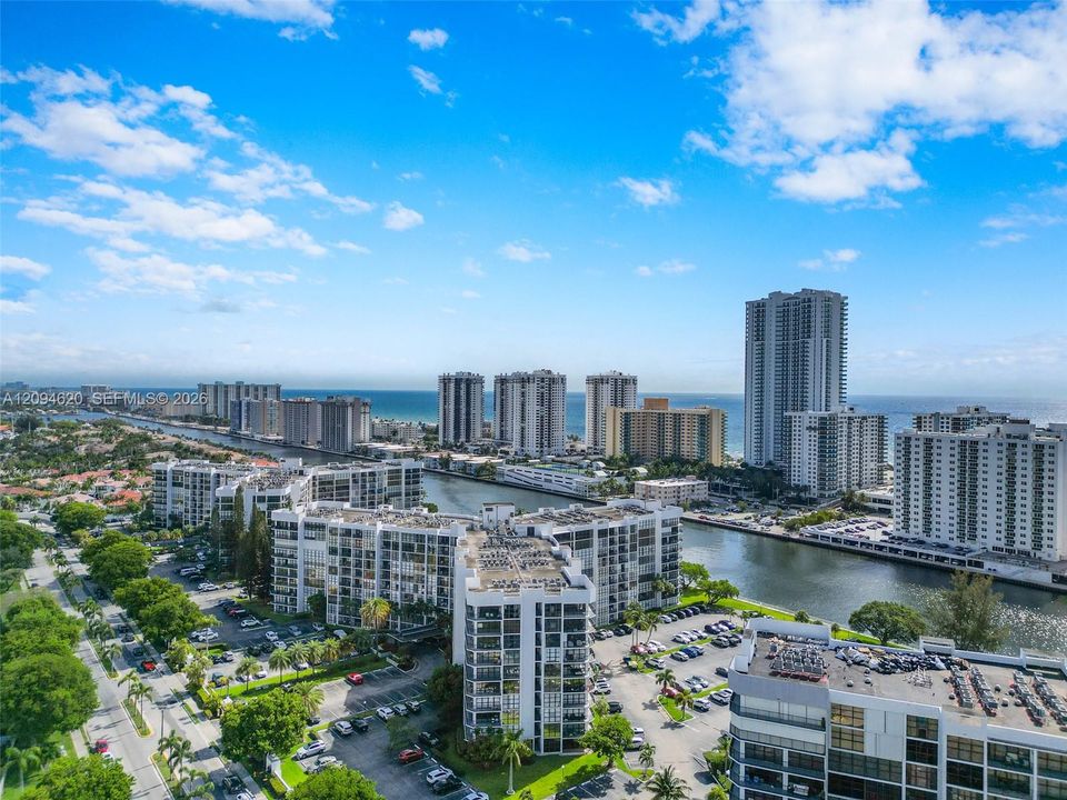 For Rent: $2,100 (1 beds, 1 baths, 915 Square Feet)