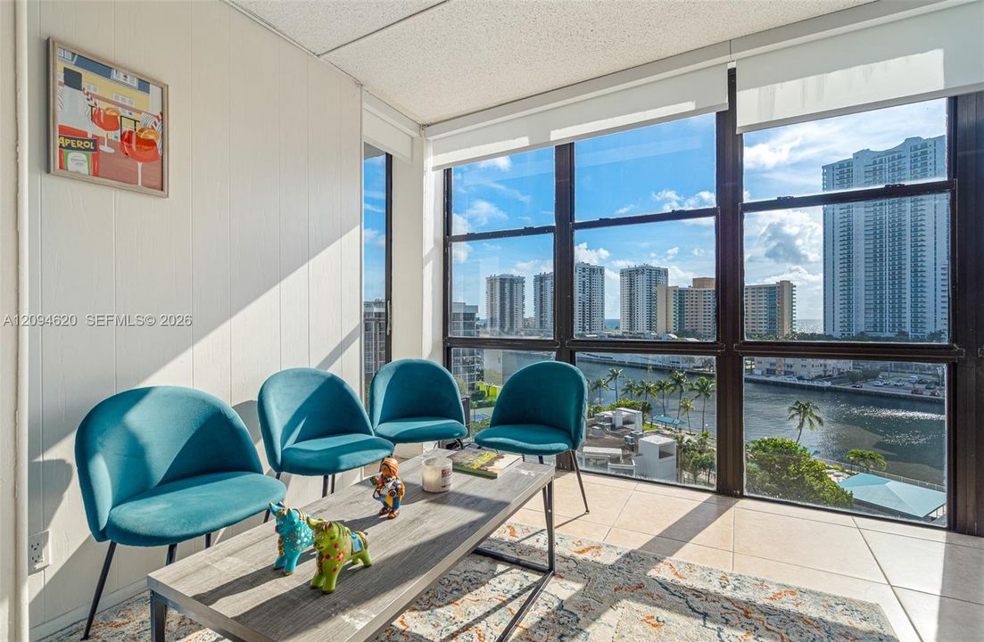 For Rent: $2,100 (1 beds, 1 baths, 915 Square Feet)