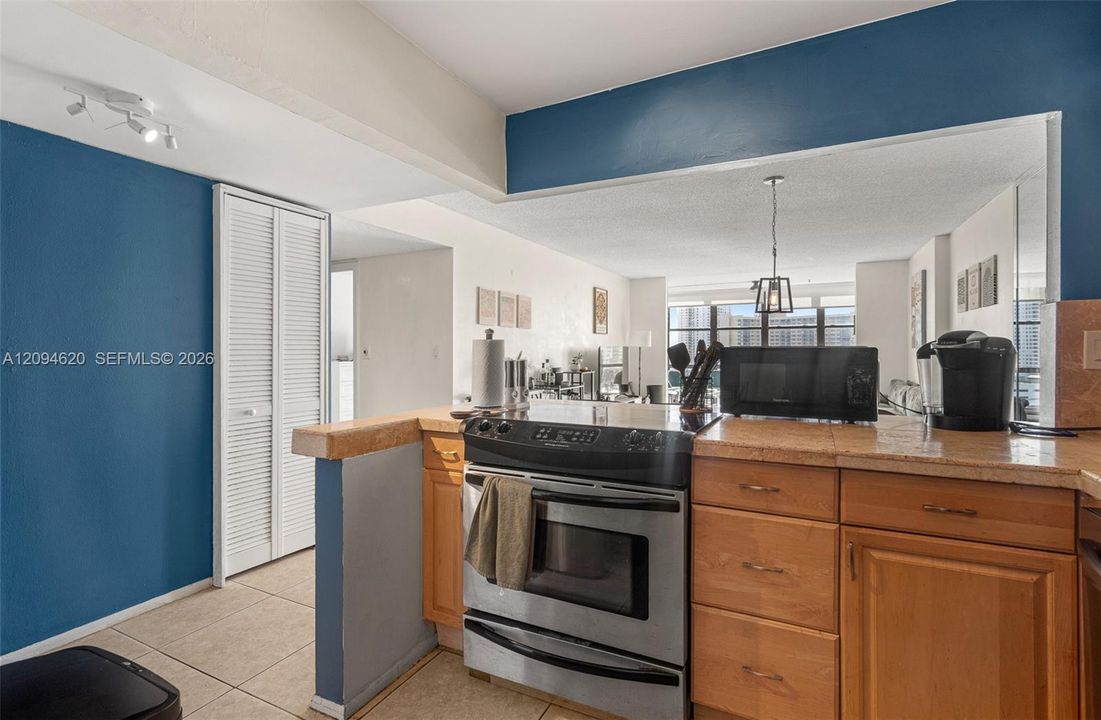 For Rent: $2,100 (1 beds, 1 baths, 915 Square Feet)