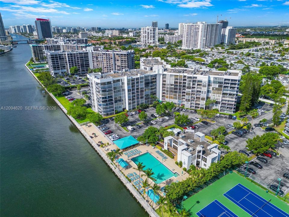 For Rent: $2,100 (1 beds, 1 baths, 915 Square Feet)