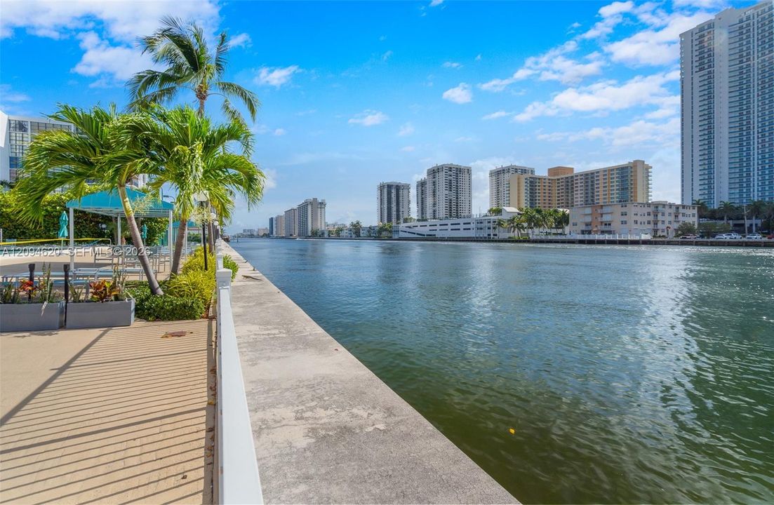 For Rent: $2,100 (1 beds, 1 baths, 915 Square Feet)