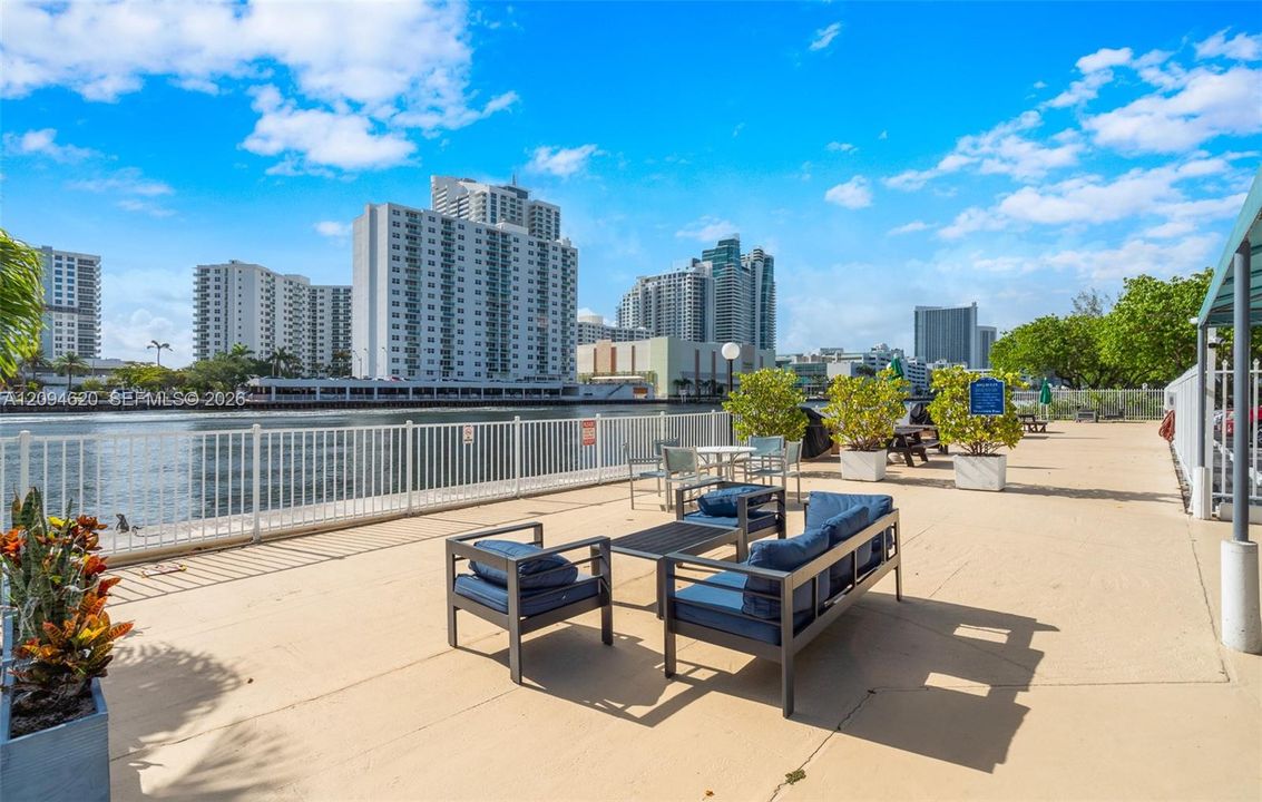 For Rent: $2,100 (1 beds, 1 baths, 915 Square Feet)