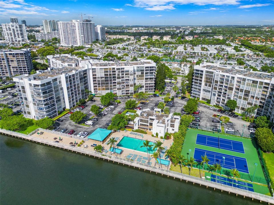 For Rent: $2,100 (1 beds, 1 baths, 915 Square Feet)
