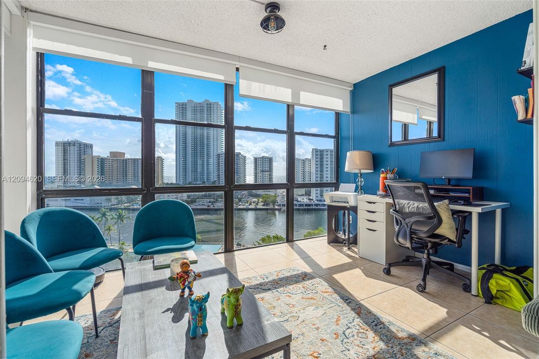 For Rent: $2,100 (1 beds, 1 baths, 915 Square Feet)