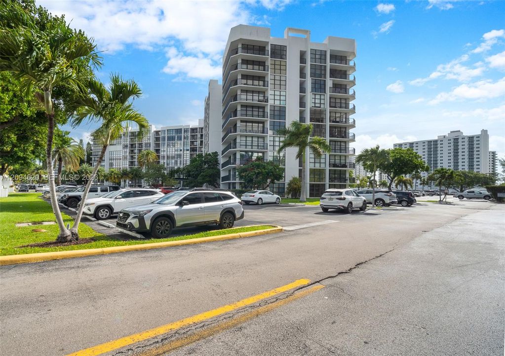 For Rent: $2,100 (1 beds, 1 baths, 915 Square Feet)