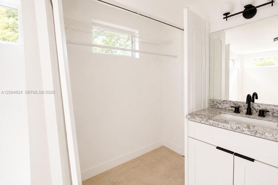En Venta: $660,000 (4 camas, 3 baños, 2193 Pies cuadrados)