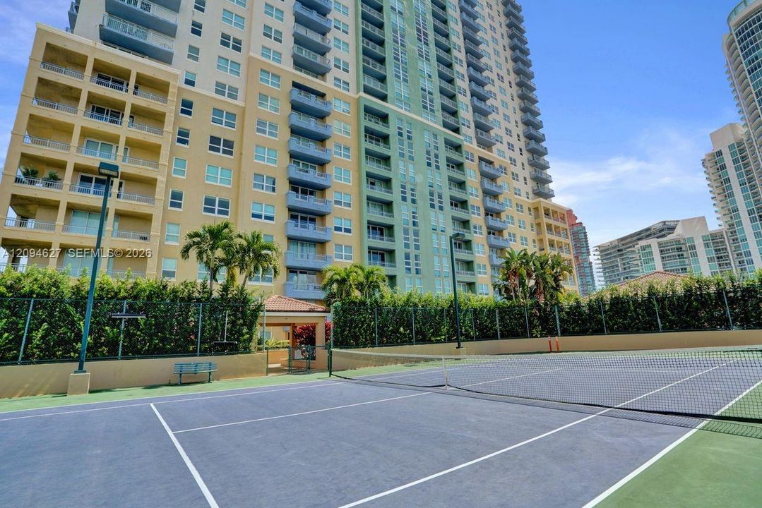 For Sale: $960,000 (1 beds, 1 baths, 740 Square Feet)