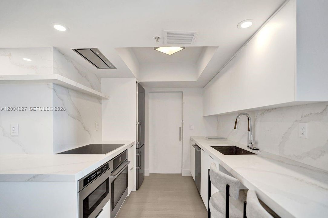 For Sale: $960,000 (1 beds, 1 baths, 740 Square Feet)