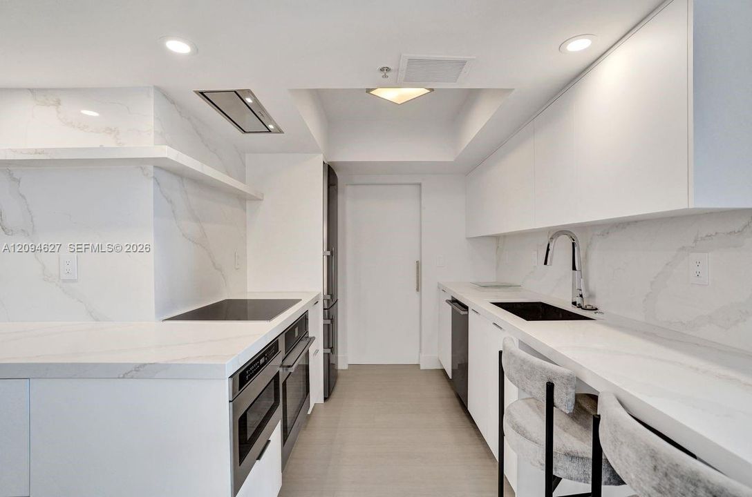 For Sale: $960,000 (1 beds, 1 baths, 740 Square Feet)