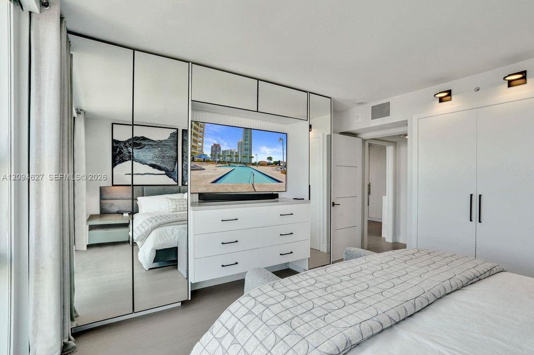For Sale: $960,000 (1 beds, 1 baths, 740 Square Feet)