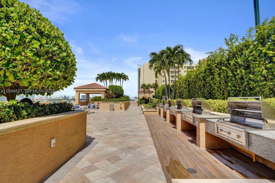 For Sale: $960,000 (1 beds, 1 baths, 740 Square Feet)