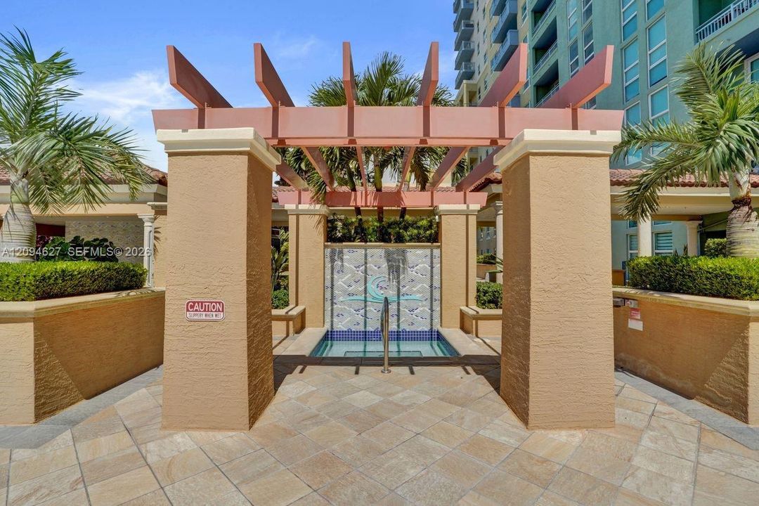 For Sale: $960,000 (1 beds, 1 baths, 740 Square Feet)