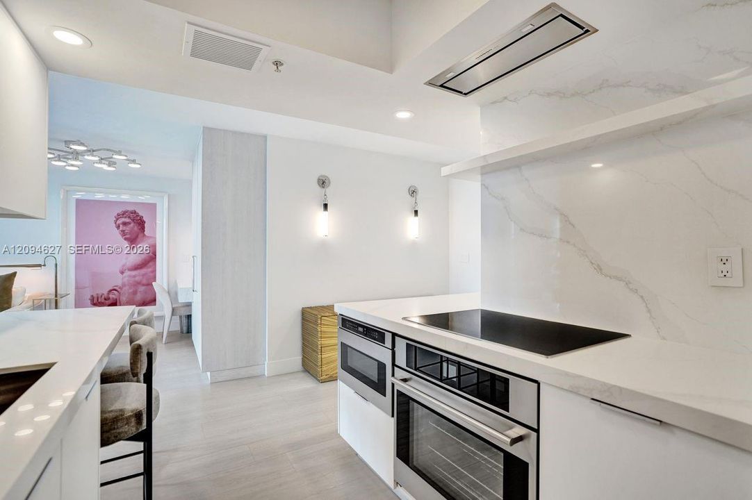 For Sale: $960,000 (1 beds, 1 baths, 740 Square Feet)