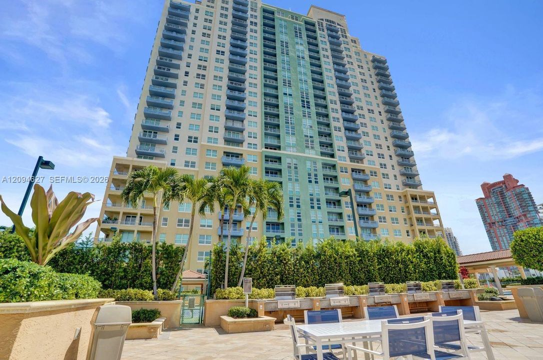 For Sale: $960,000 (1 beds, 1 baths, 740 Square Feet)