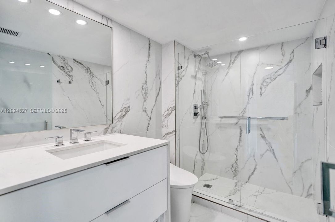 For Sale: $960,000 (1 beds, 1 baths, 740 Square Feet)