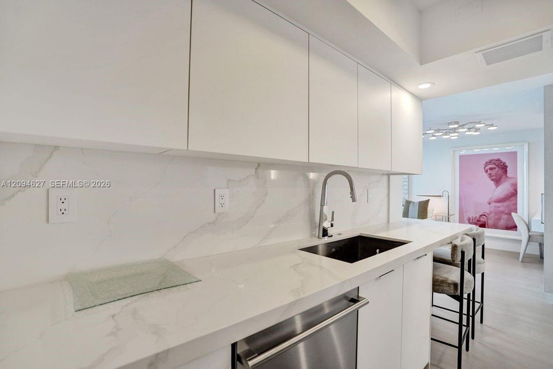 For Sale: $960,000 (1 beds, 1 baths, 740 Square Feet)