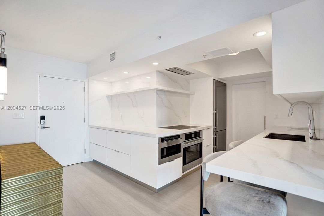 For Sale: $960,000 (1 beds, 1 baths, 740 Square Feet)