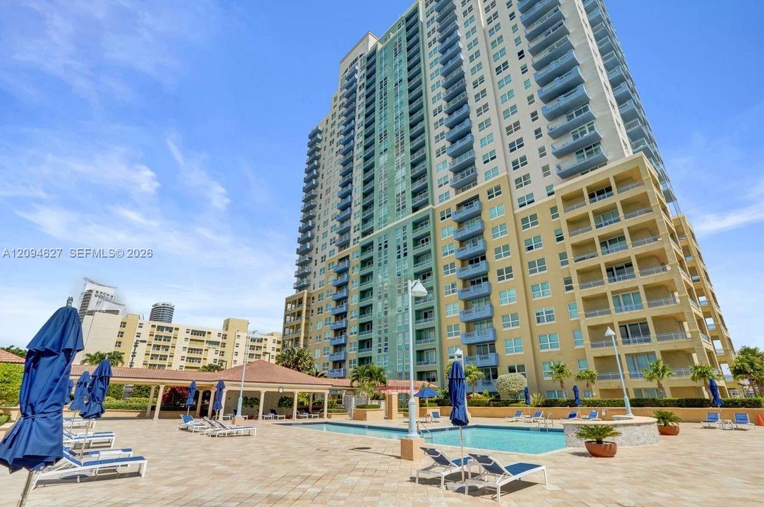 For Sale: $960,000 (1 beds, 1 baths, 740 Square Feet)