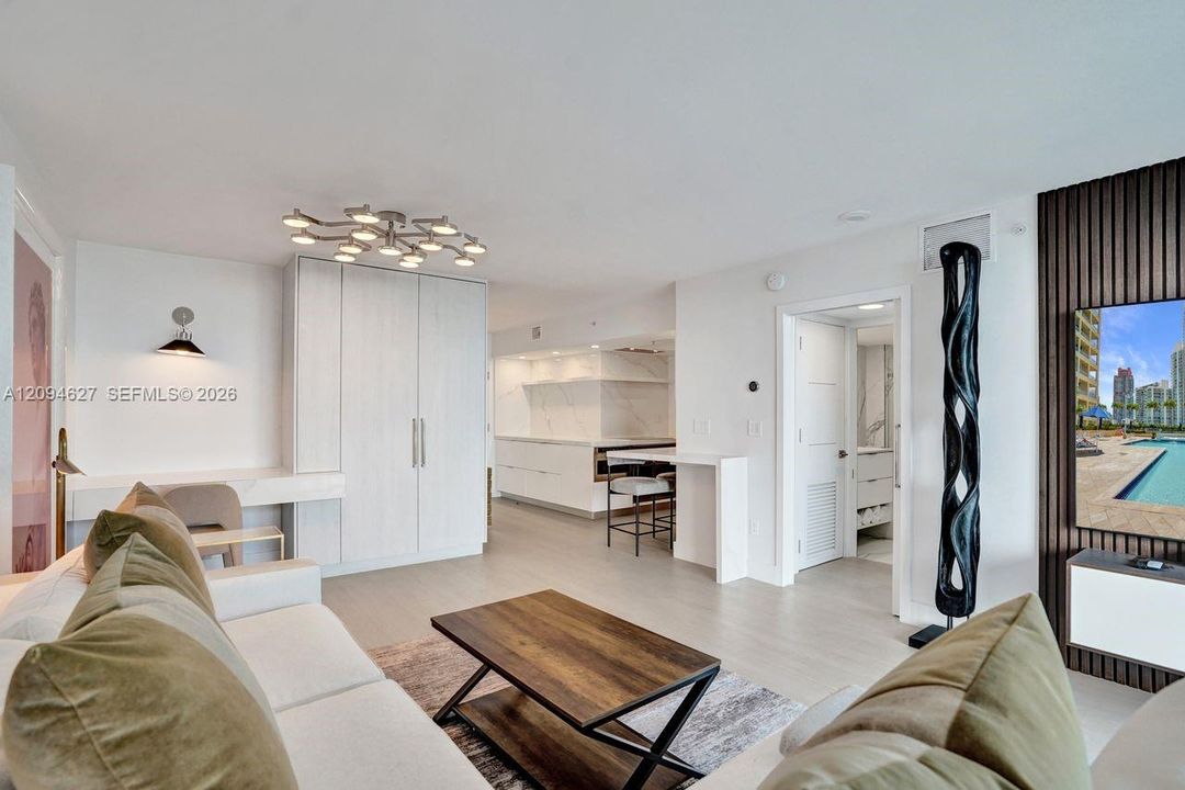 For Sale: $960,000 (1 beds, 1 baths, 740 Square Feet)