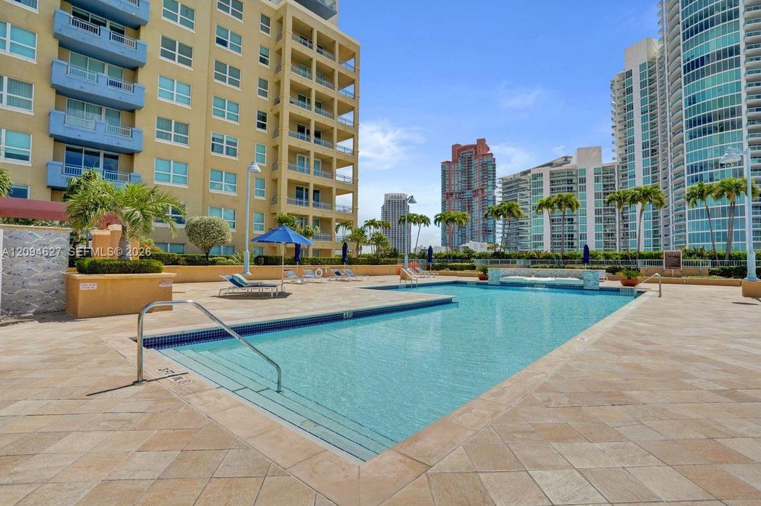 For Sale: $960,000 (1 beds, 1 baths, 740 Square Feet)