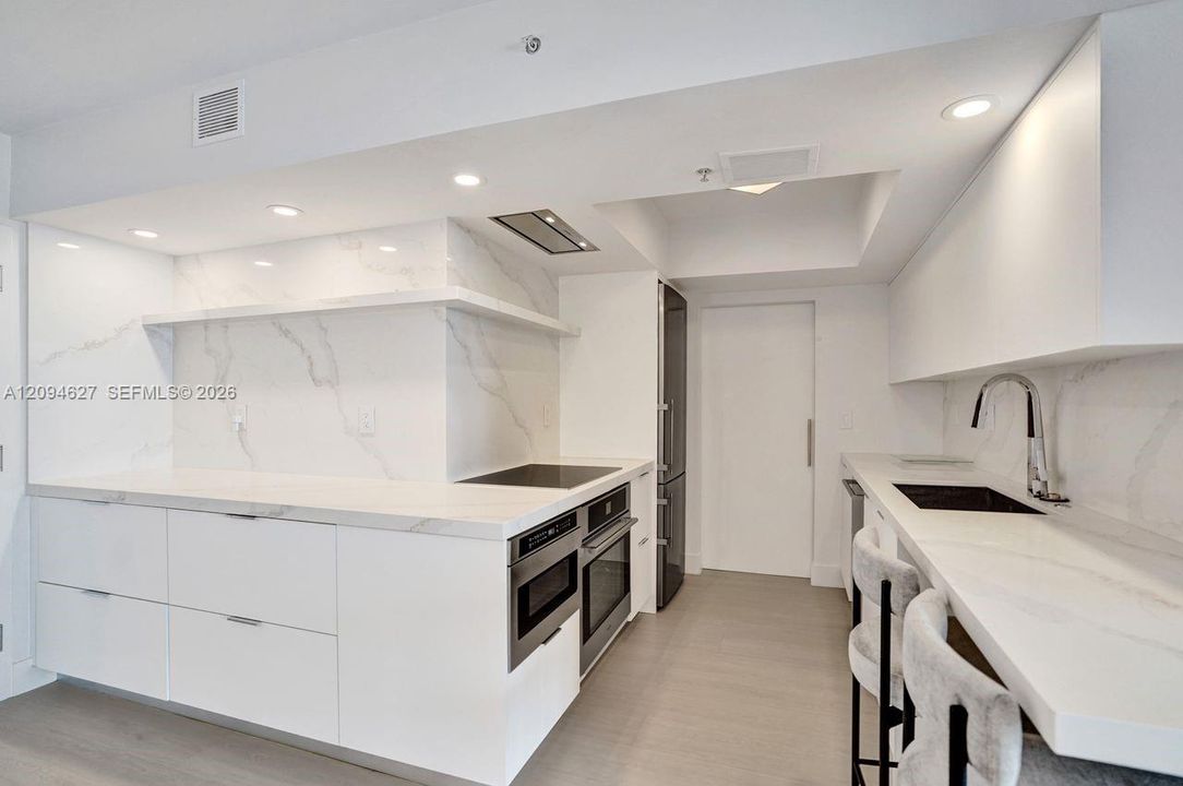 For Sale: $960,000 (1 beds, 1 baths, 740 Square Feet)
