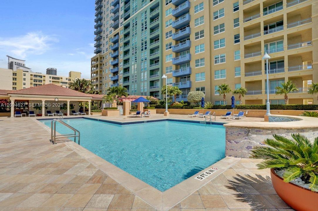 For Sale: $960,000 (1 beds, 1 baths, 740 Square Feet)