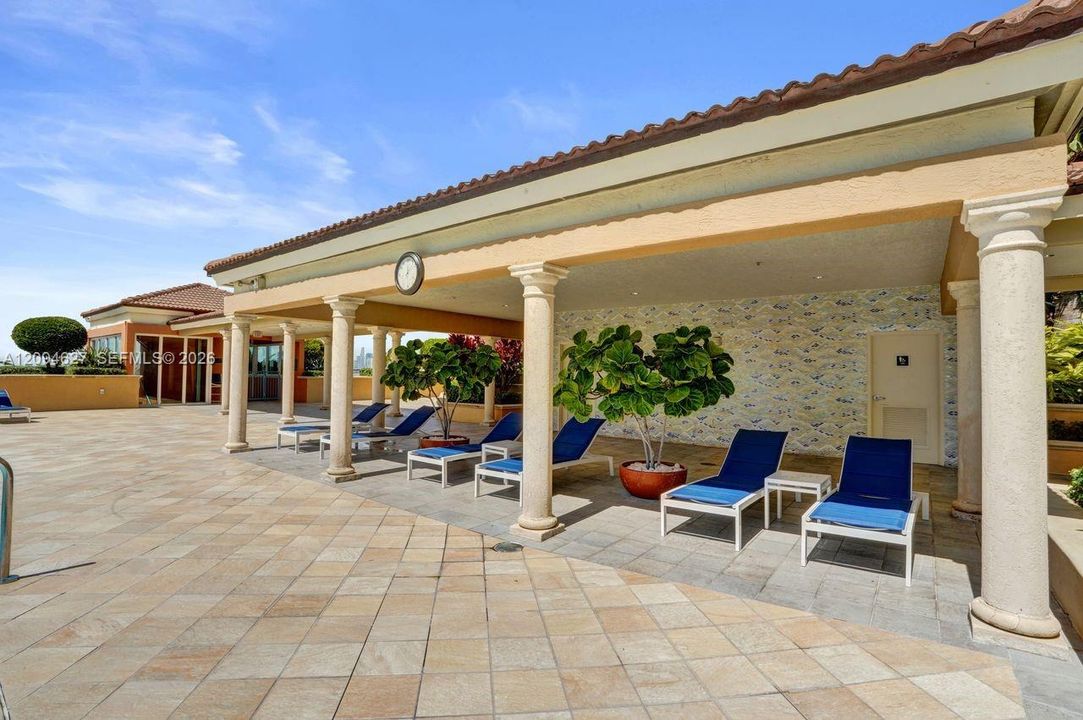 For Sale: $960,000 (1 beds, 1 baths, 740 Square Feet)