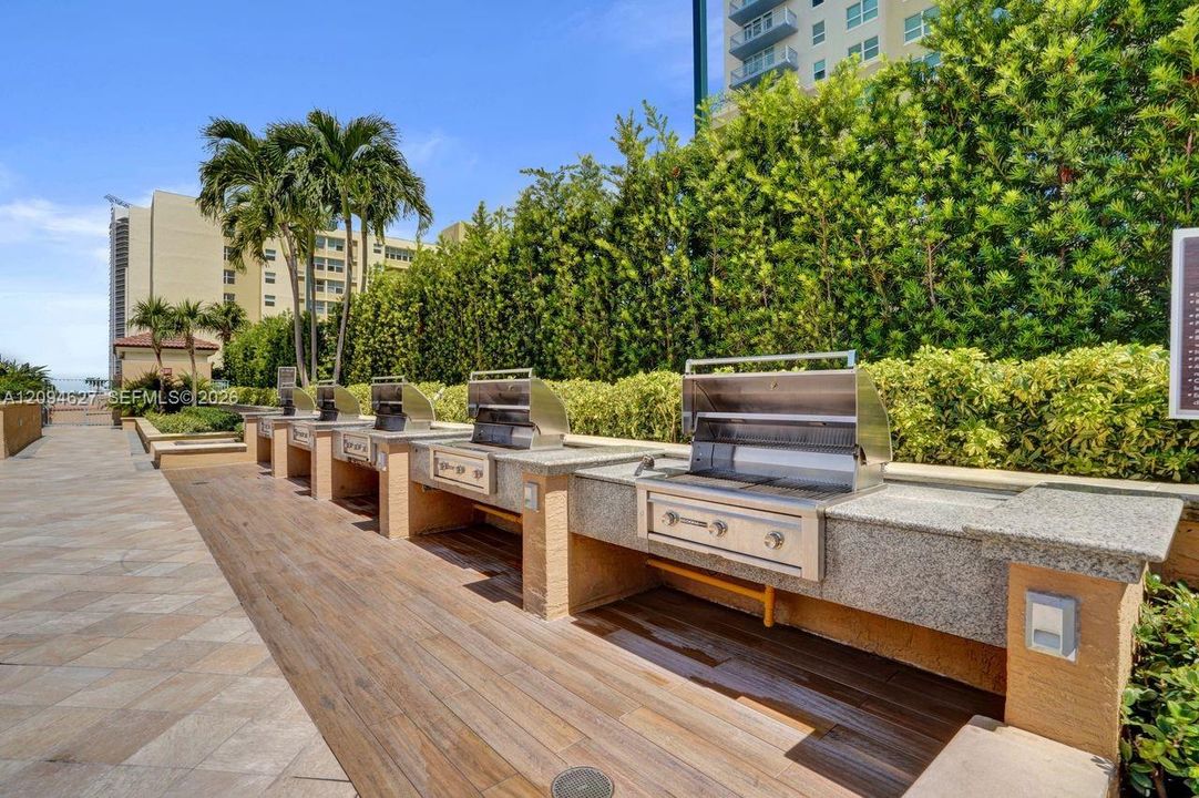 For Sale: $960,000 (1 beds, 1 baths, 740 Square Feet)
