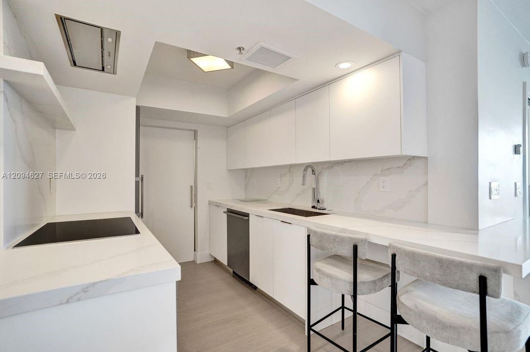 For Sale: $960,000 (1 beds, 1 baths, 740 Square Feet)