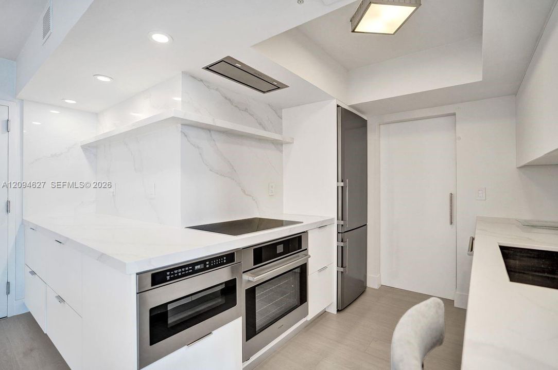 For Sale: $960,000 (1 beds, 1 baths, 740 Square Feet)