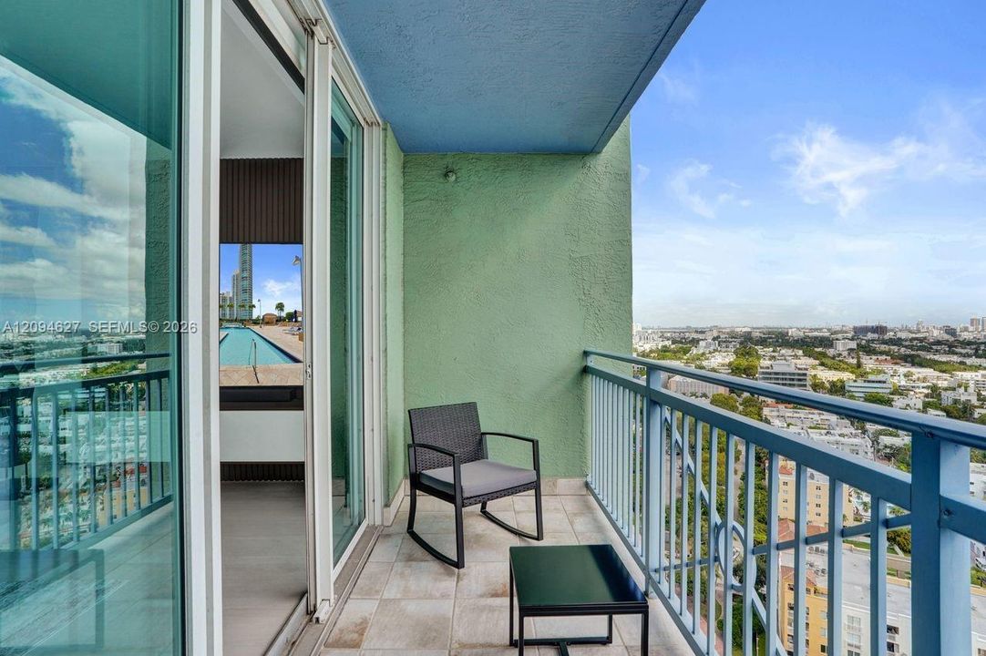 For Sale: $960,000 (1 beds, 1 baths, 740 Square Feet)