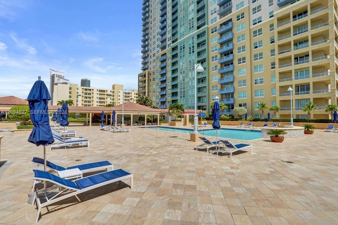 For Sale: $960,000 (1 beds, 1 baths, 740 Square Feet)