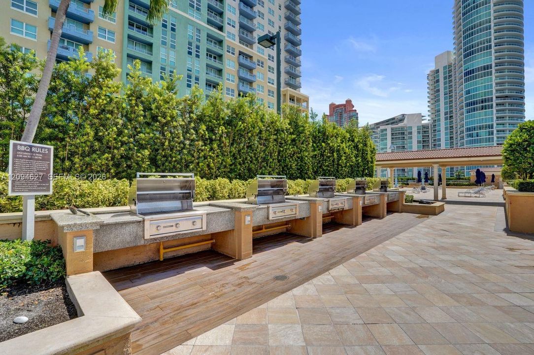 For Sale: $960,000 (1 beds, 1 baths, 740 Square Feet)