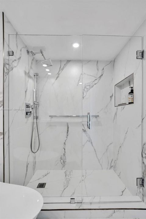 For Sale: $960,000 (1 beds, 1 baths, 740 Square Feet)