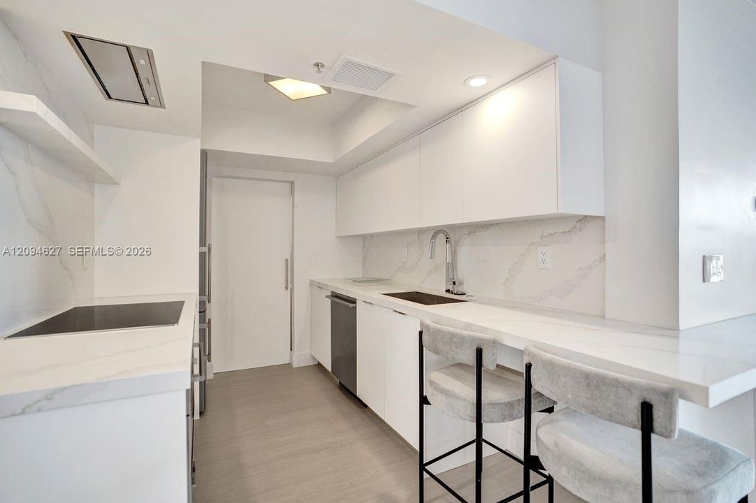 For Sale: $960,000 (1 beds, 1 baths, 740 Square Feet)
