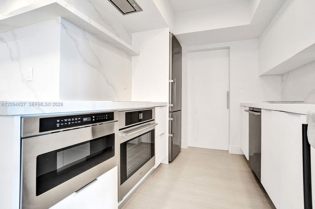For Sale: $960,000 (1 beds, 1 baths, 740 Square Feet)