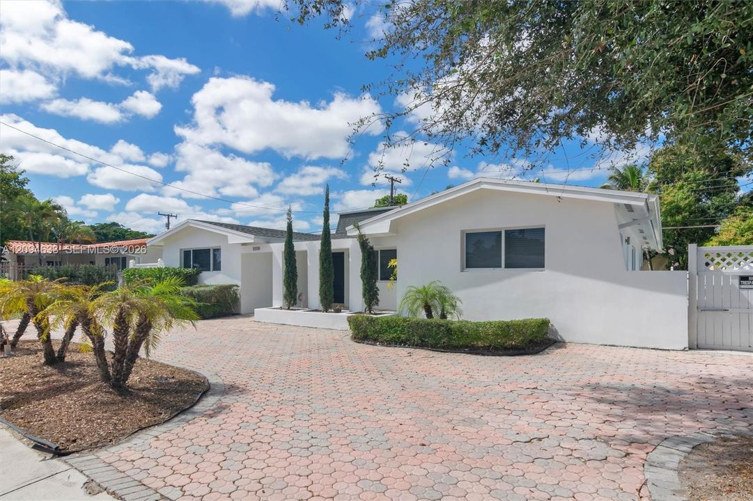 En Venta: $1,399,000 (5 camas, 3 baños, 2395 Pies cuadrados)