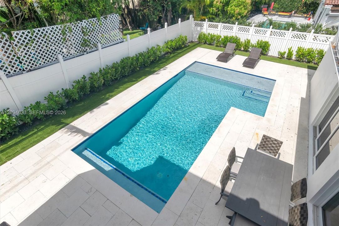 En Venta: $1,399,000 (5 camas, 3 baños, 2395 Pies cuadrados)
