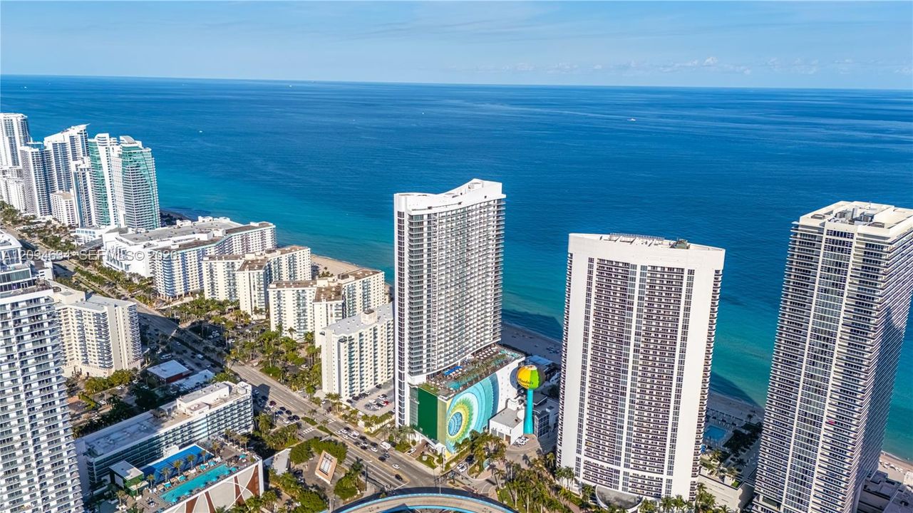 На продажу: $1,050,000 (2 спален, 2 ванн, 1136 Квадратных фут)