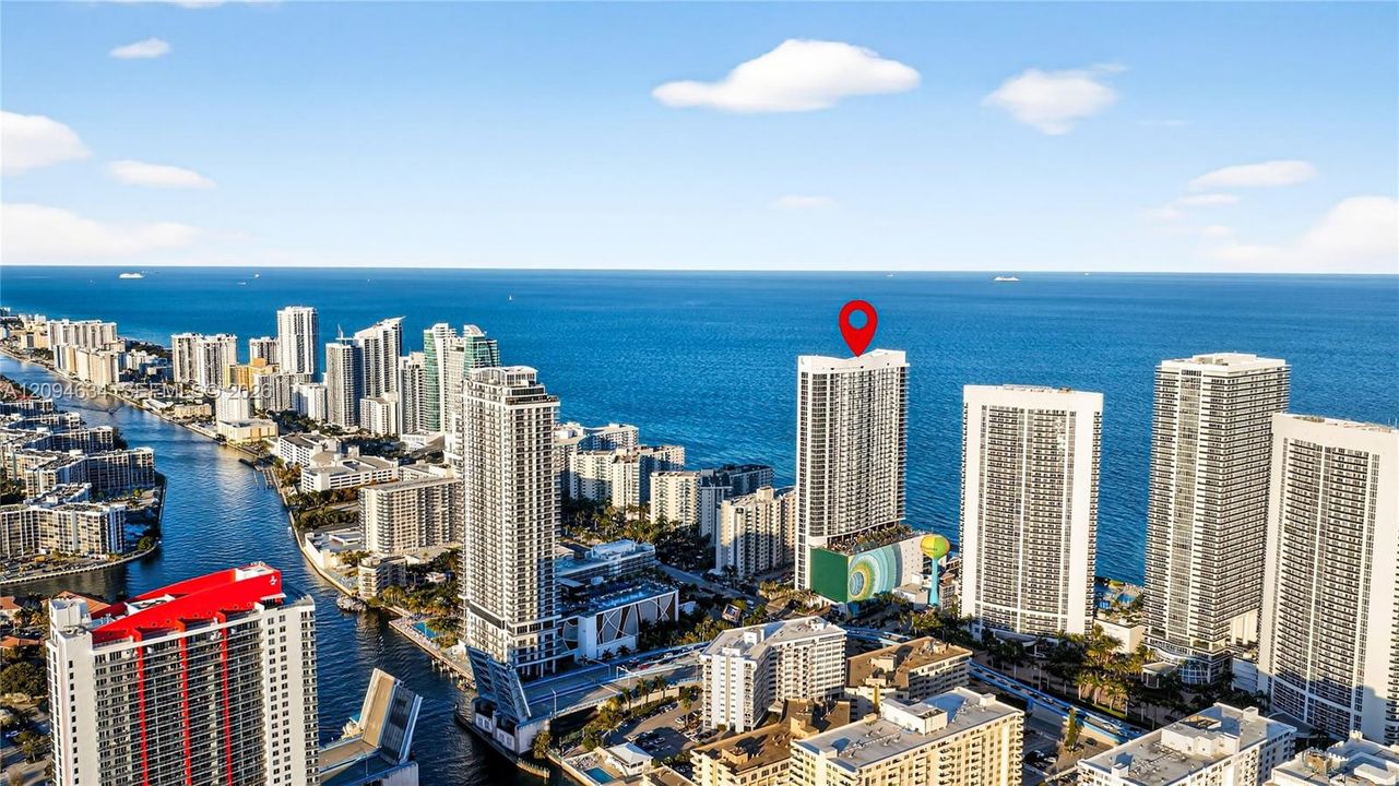 На продажу: $1,050,000 (2 спален, 2 ванн, 1136 Квадратных фут)
