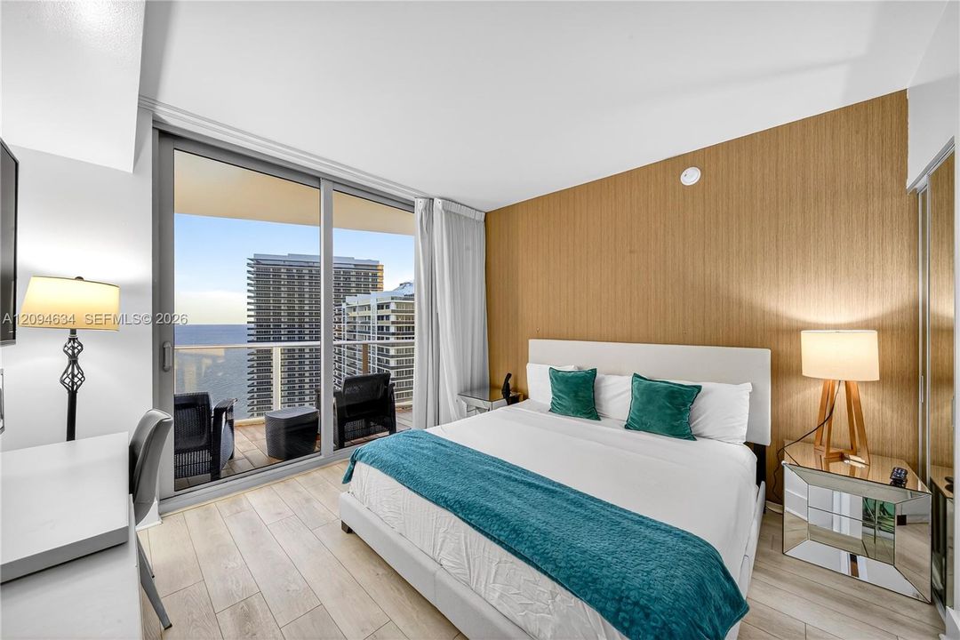 На продажу: $1,050,000 (2 спален, 2 ванн, 1136 Квадратных фут)