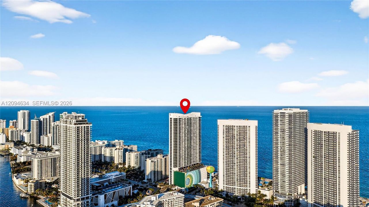 На продажу: $1,050,000 (2 спален, 2 ванн, 1136 Квадратных фут)