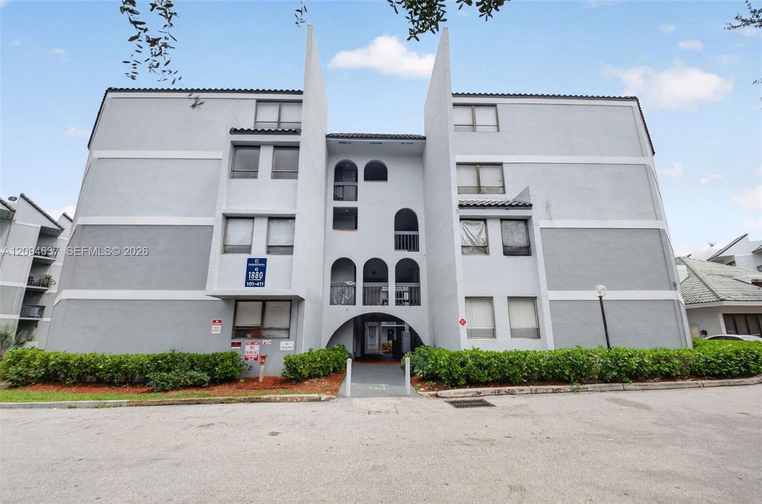 For Sale: $165,000 (2 beds, 2 baths, 1030 Square Feet)