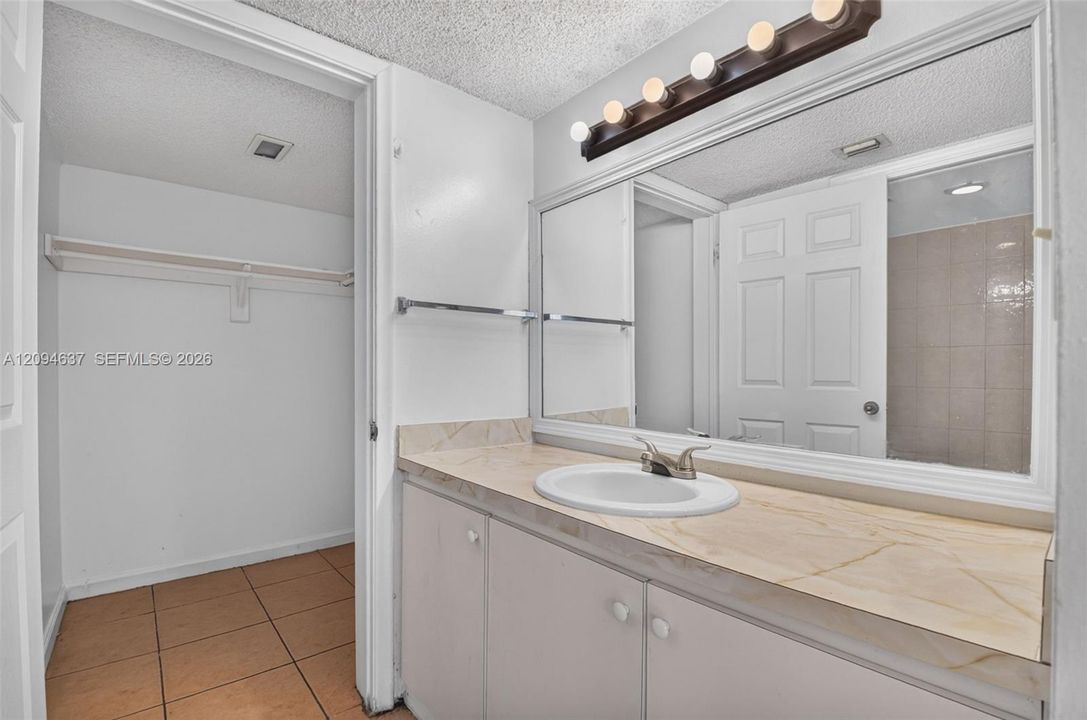 For Sale: $165,000 (2 beds, 2 baths, 1030 Square Feet)