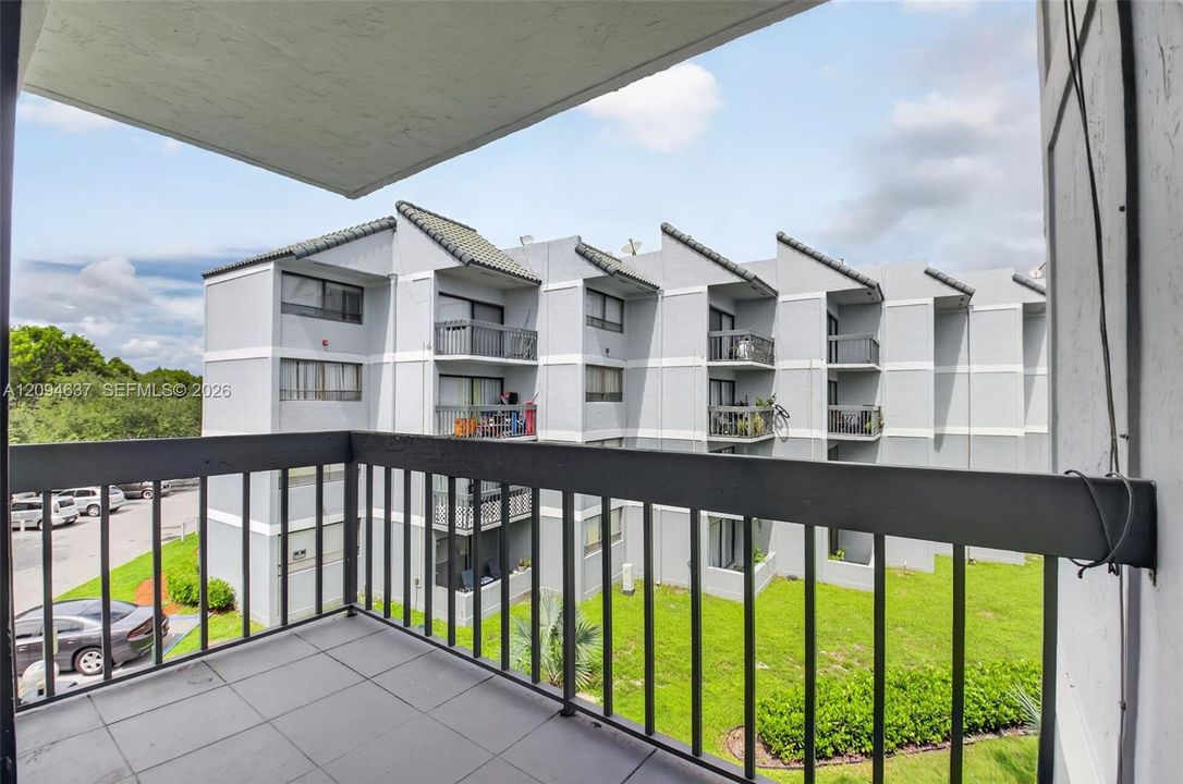 For Sale: $165,000 (2 beds, 2 baths, 1030 Square Feet)