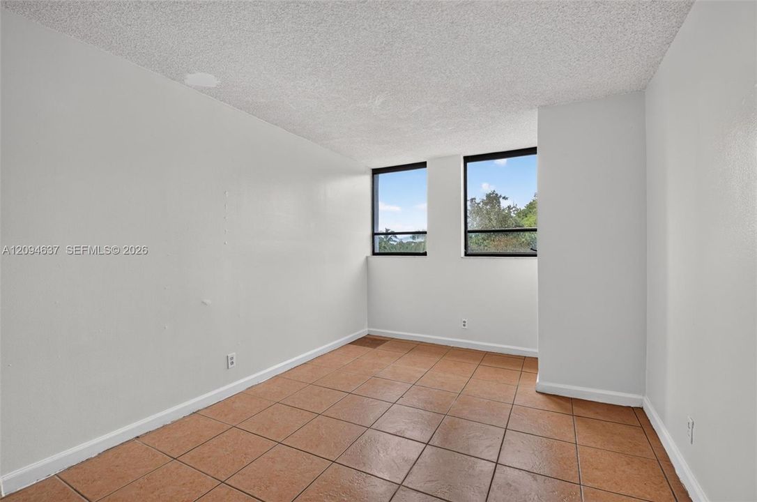 For Sale: $165,000 (2 beds, 2 baths, 1030 Square Feet)