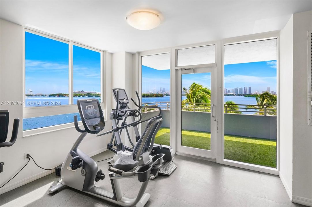 For Sale: $980,000 (2 beds, 2 baths, 1127 Square Feet)